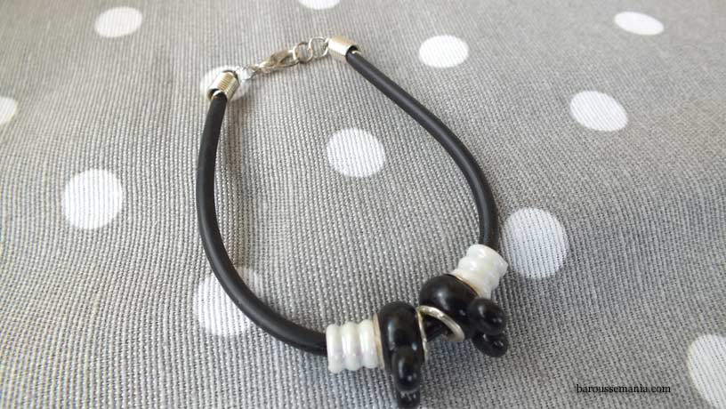 Bracelet fil souple noir perle oreille mickey noire